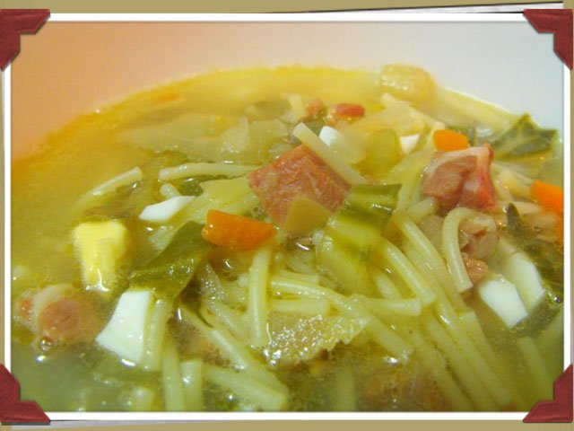 Sopa de verduras con jamón