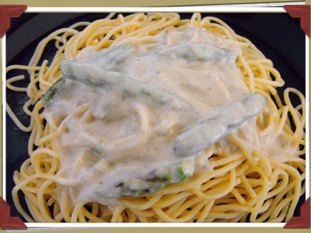 Spaguetti con salsa de gorgonzola y espárragos verdes
