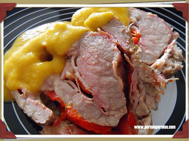 Rollo de carne de cerdo con salsa de melocotón