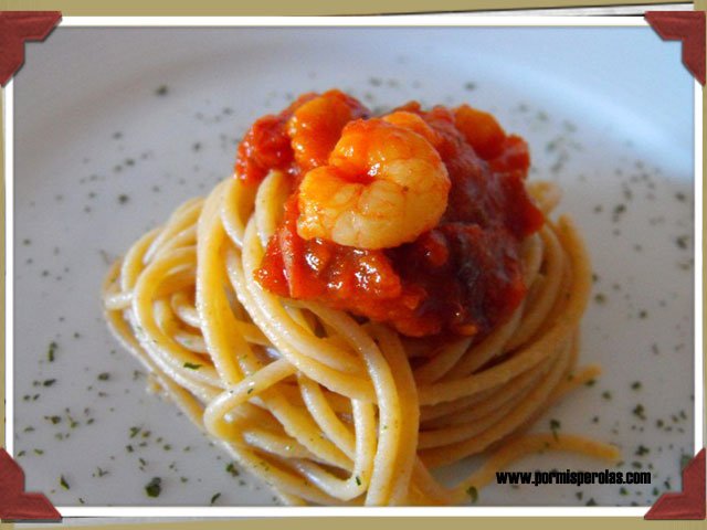 Espaguettis integrales con gambas y tomatitos secos