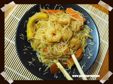 Fideos de arroz con gambas y verduras