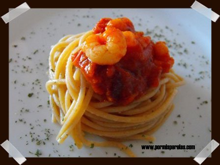 Espaguettis integrales con gambas y tomatitos