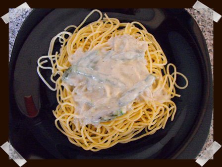 Spaguetti con salsa gorgonzola y espárragos verdes