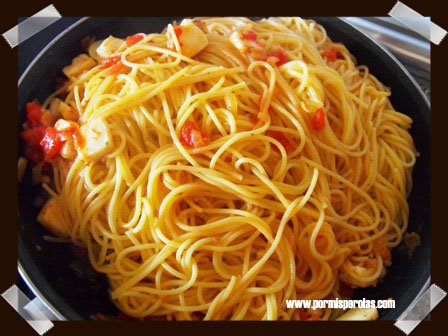 Espaguetti con pota y tomate
