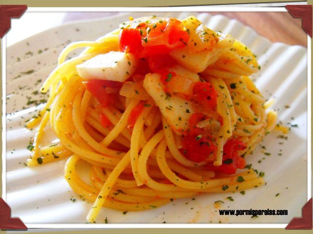 Espaguetti con pota y tomate