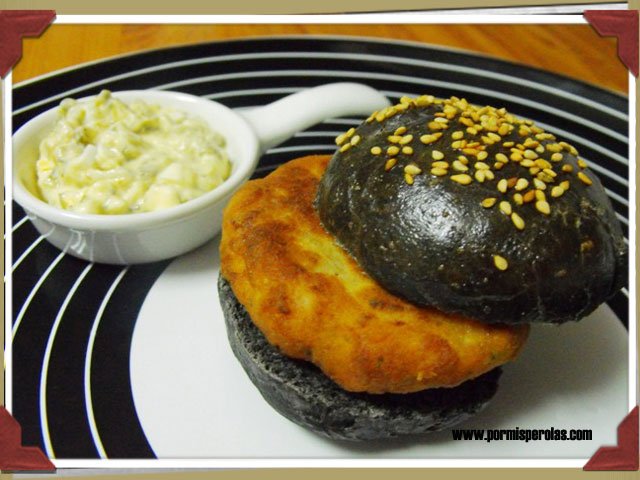 Mini hamburguesa de calamares con pan nero di sepia y salsa tártara