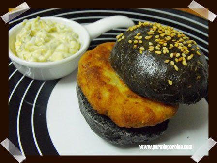 Mini hamburguesas de calamares con pan nero di sepia y salsa tártara